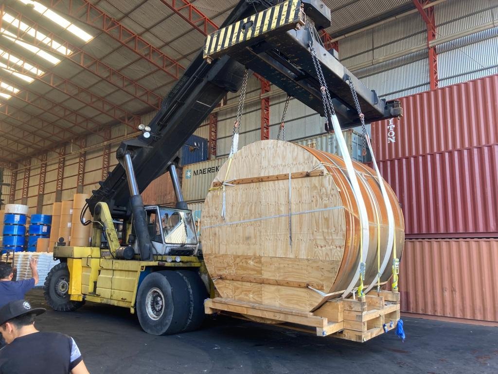 Izaje de bobina industrial en galpón