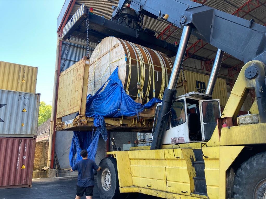 Izaje de bobina de gran porte con reach stacker
